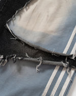 ダメージ加工のカジュアルジーンズ