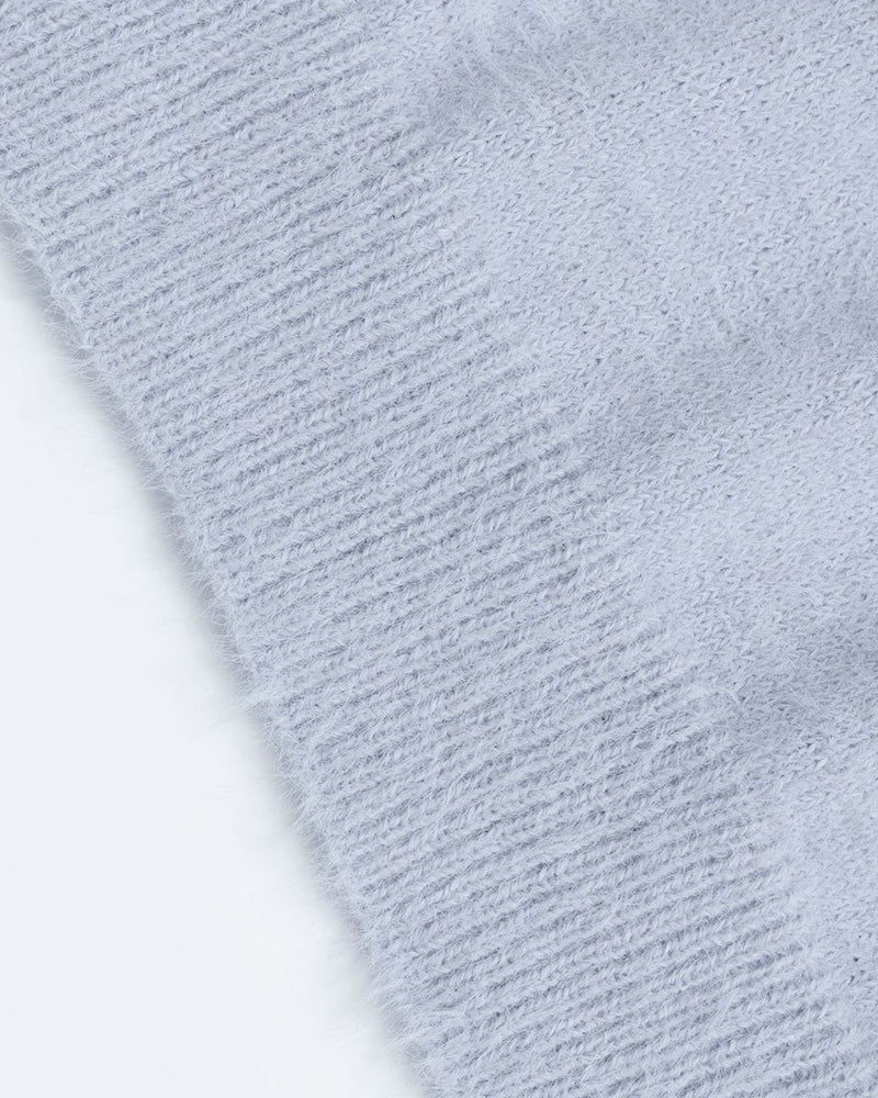 コントラストカラーのゆったりセーター