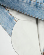 シンプルなデザインのデニムジャケット