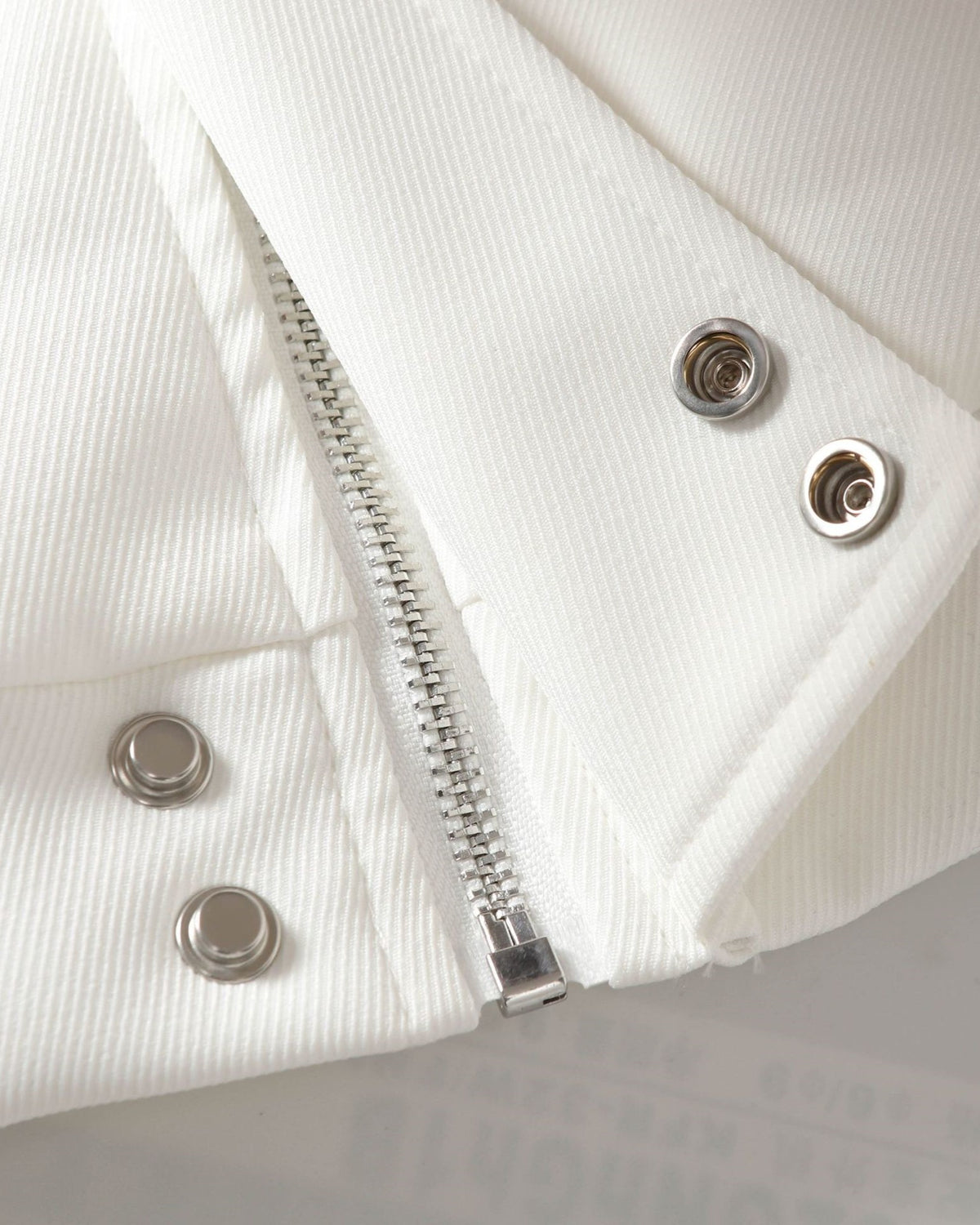 シンプルで多用途なジャケット