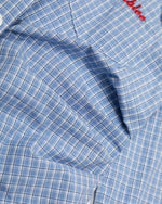 チェック柄の長袖シャツ