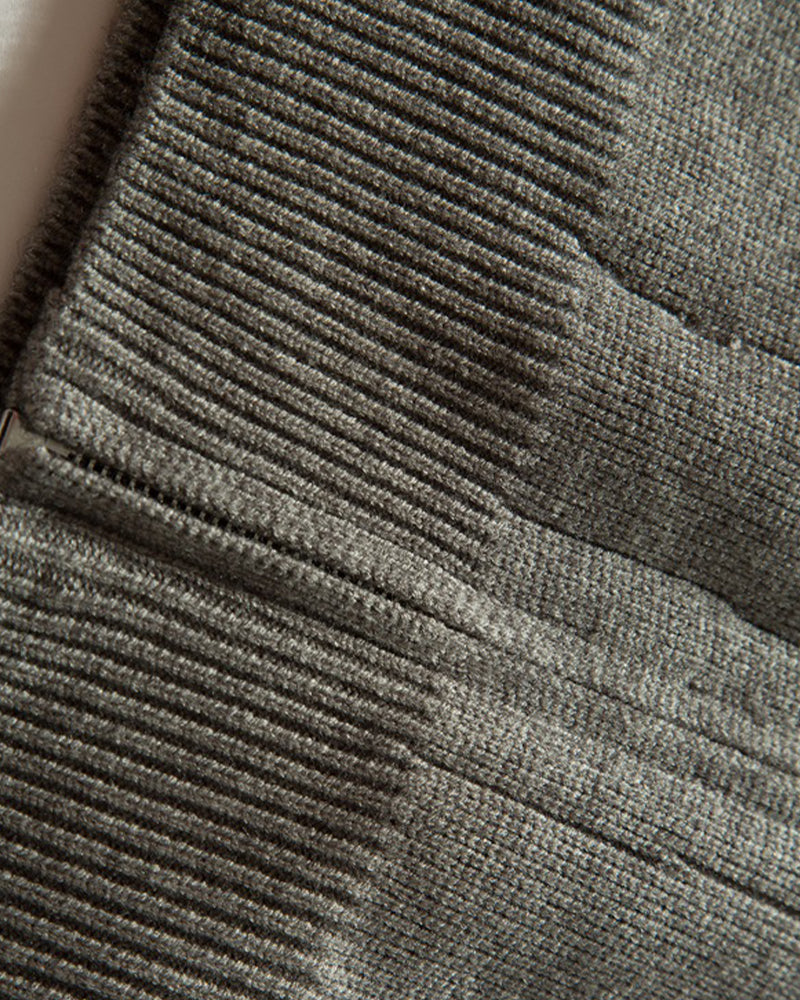 シンプルなスタンドカラーセーター