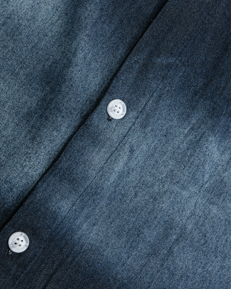 ダメージ加工の漫画風半袖シャツ