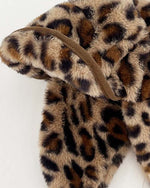 ヒョウ柄の暖かい帽子