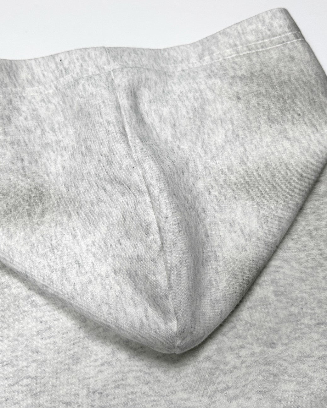 ダメージ加工のフード付きスウェットシャツ