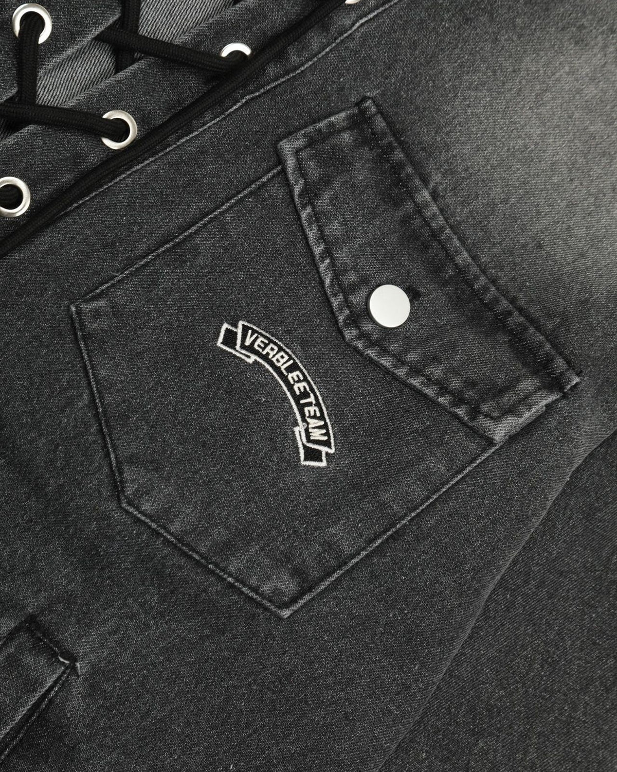 ヴィンテージ風のダメージ加工フード付きスウェットシャツ