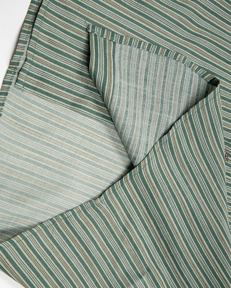 シンプルなストライプの半袖シャツ