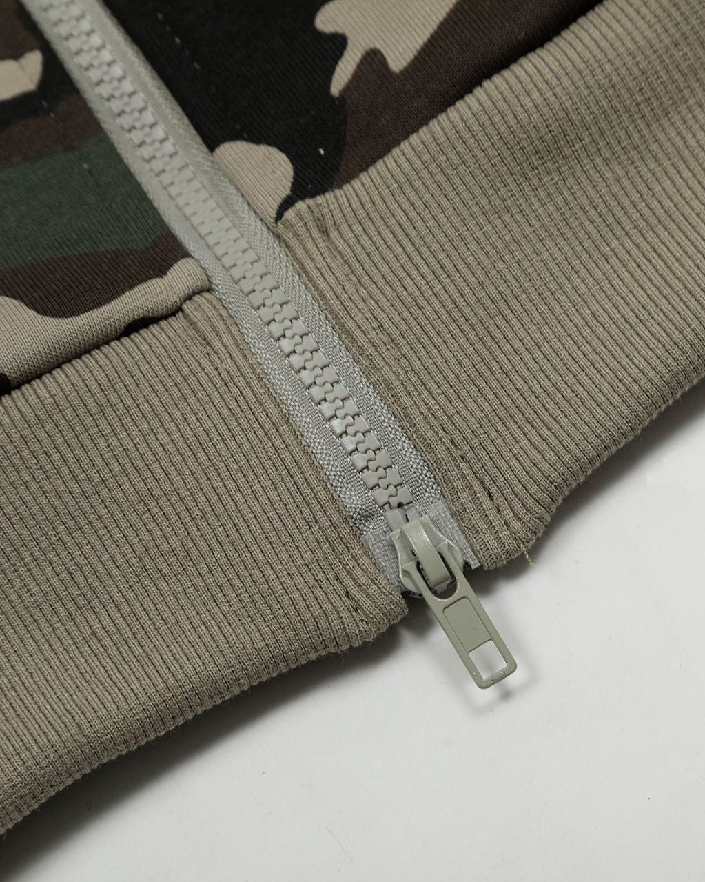 迷彩フード付きスウェットシャツ