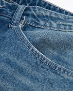 シンプルなウォッシュ加工のデニムパンツ