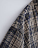 シンプルなチェック柄の半袖シャツ