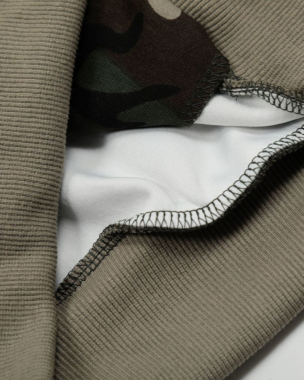 迷彩フード付きスウェットシャツ