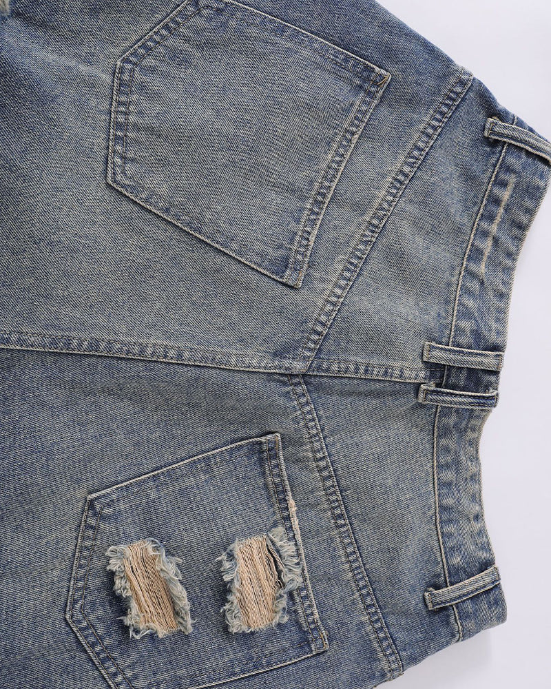 破れたデニムショートパンツ