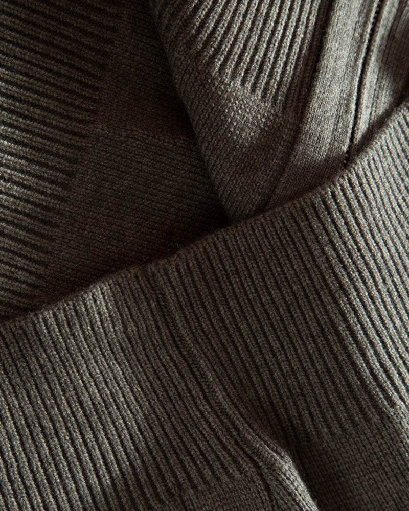 シンプルなスタンドカラーセーター