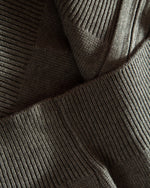 シンプルなスタンドカラーセーター