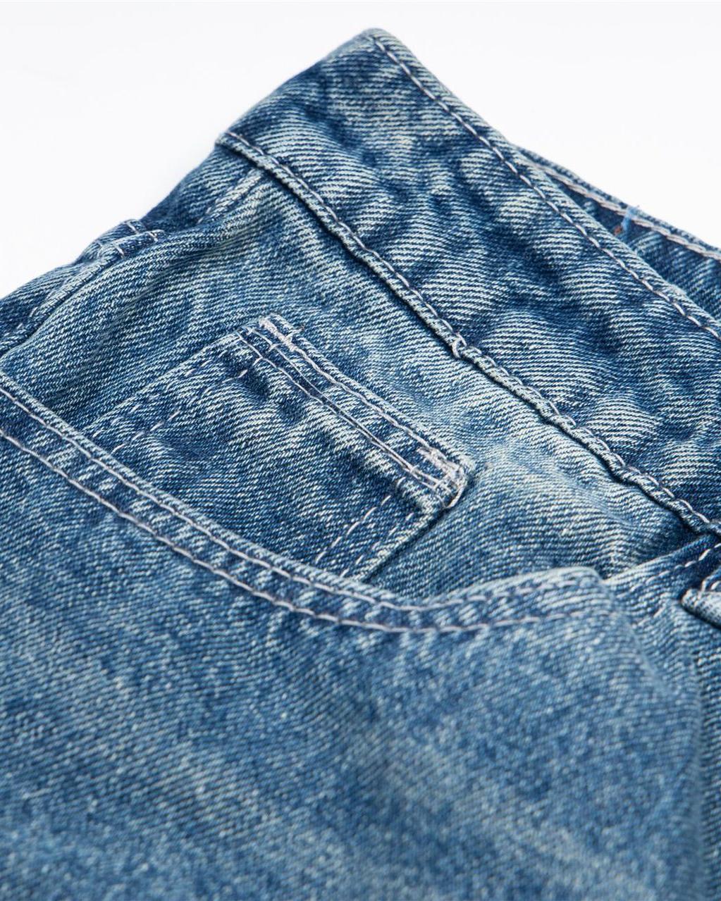 シンプルなウォッシュ加工のデニムパンツ