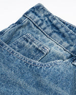 シンプルなウォッシュ加工のデニムパンツ