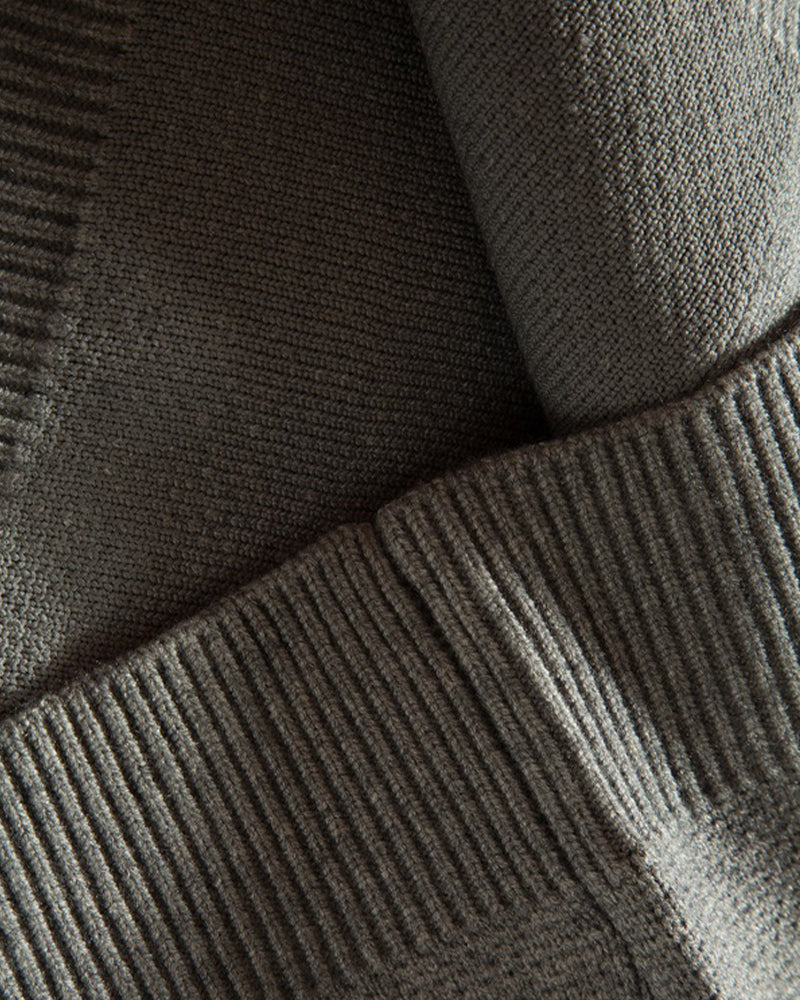 ベーシックなクルーネックセーター