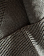 ベーシックなクルーネックセーター