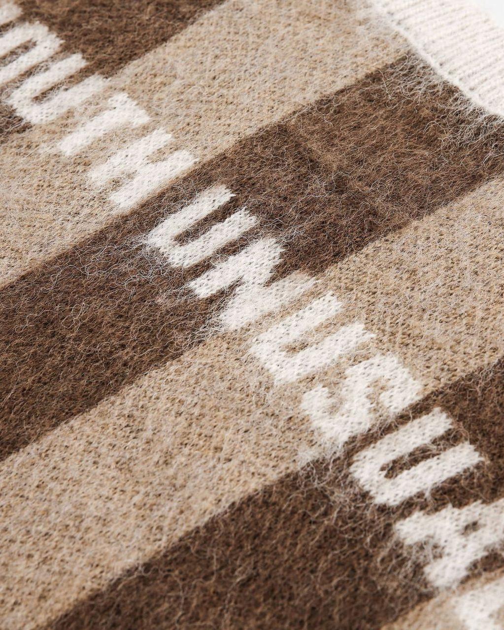 レトロなコントラストカラーのプルオーバーセーター