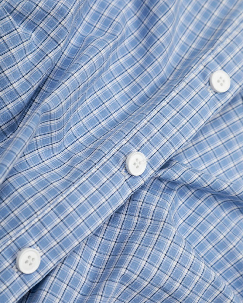 チェック柄の長袖シャツ