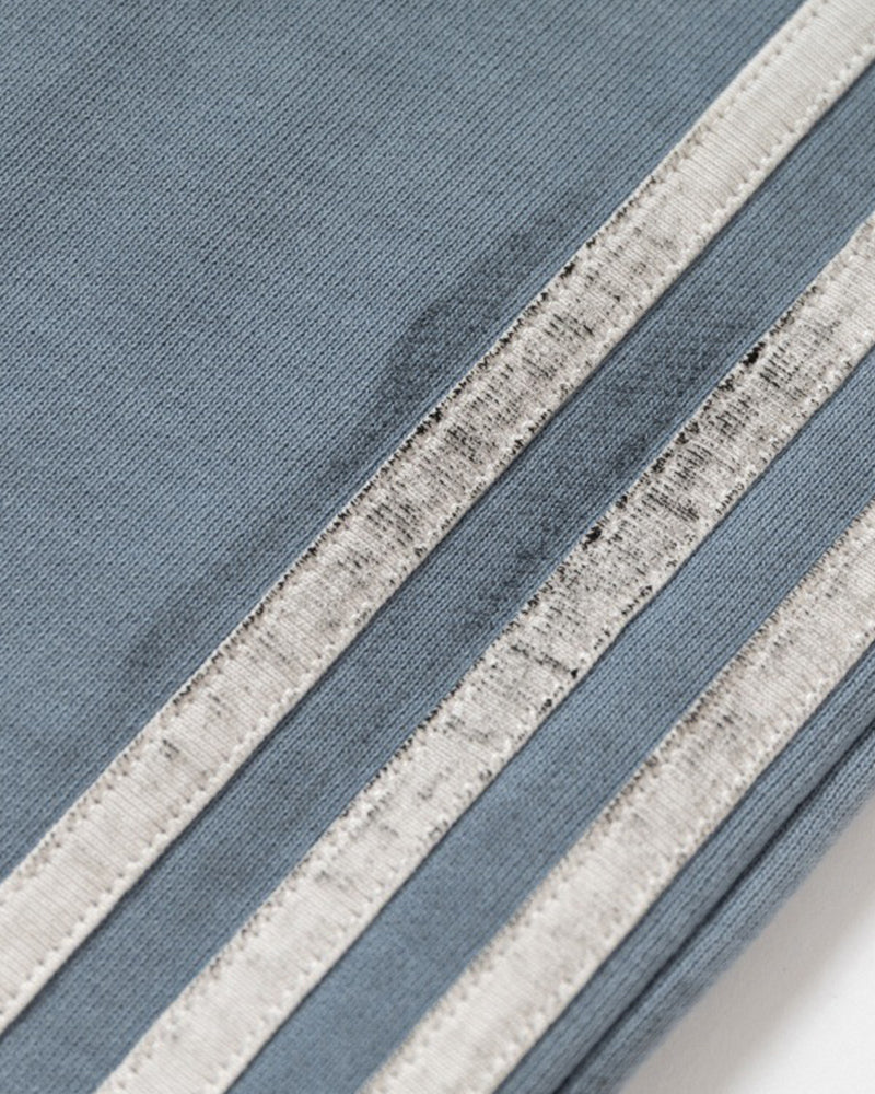 ダメージ加工のカジュアルジーンズ