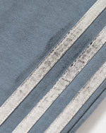 ダメージ加工のカジュアルジーンズ