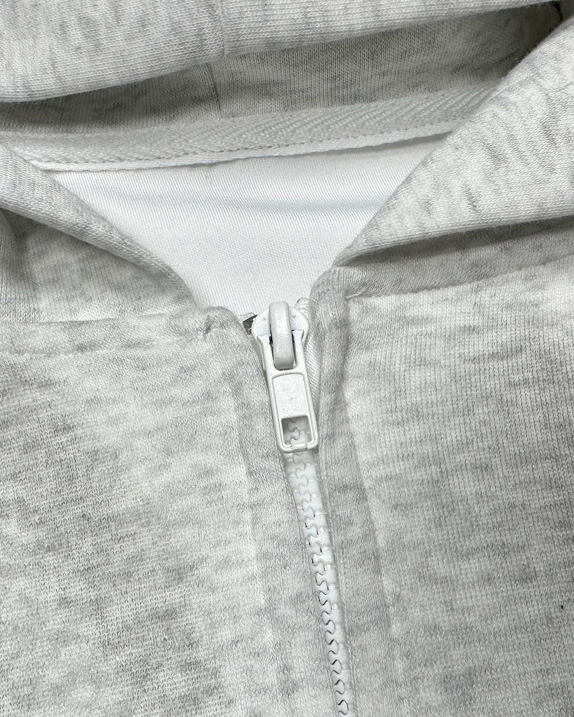 ダメージ加工のフード付きスウェットシャツ