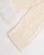 シンプルなニットセーター