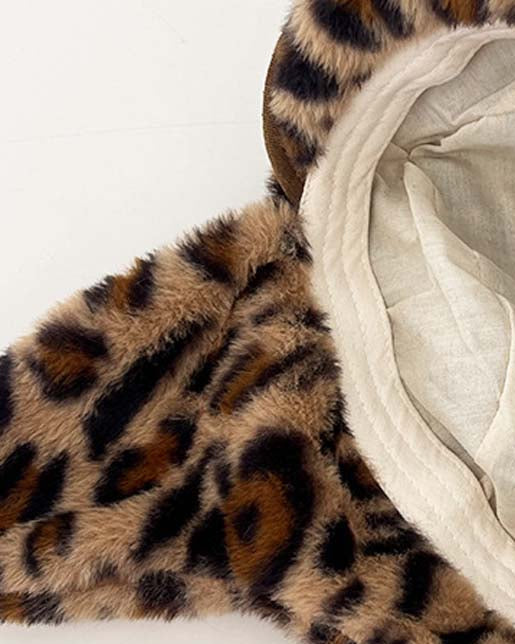 ヒョウ柄の暖かい帽子