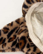 ヒョウ柄の暖かい帽子