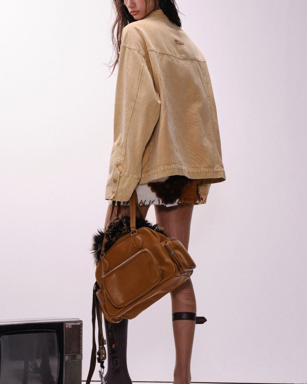 シンプルなデニムジャケット