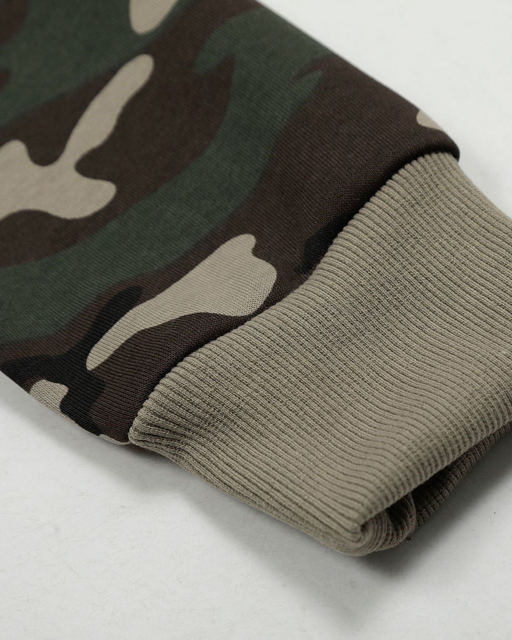 迷彩フード付きスウェットシャツ