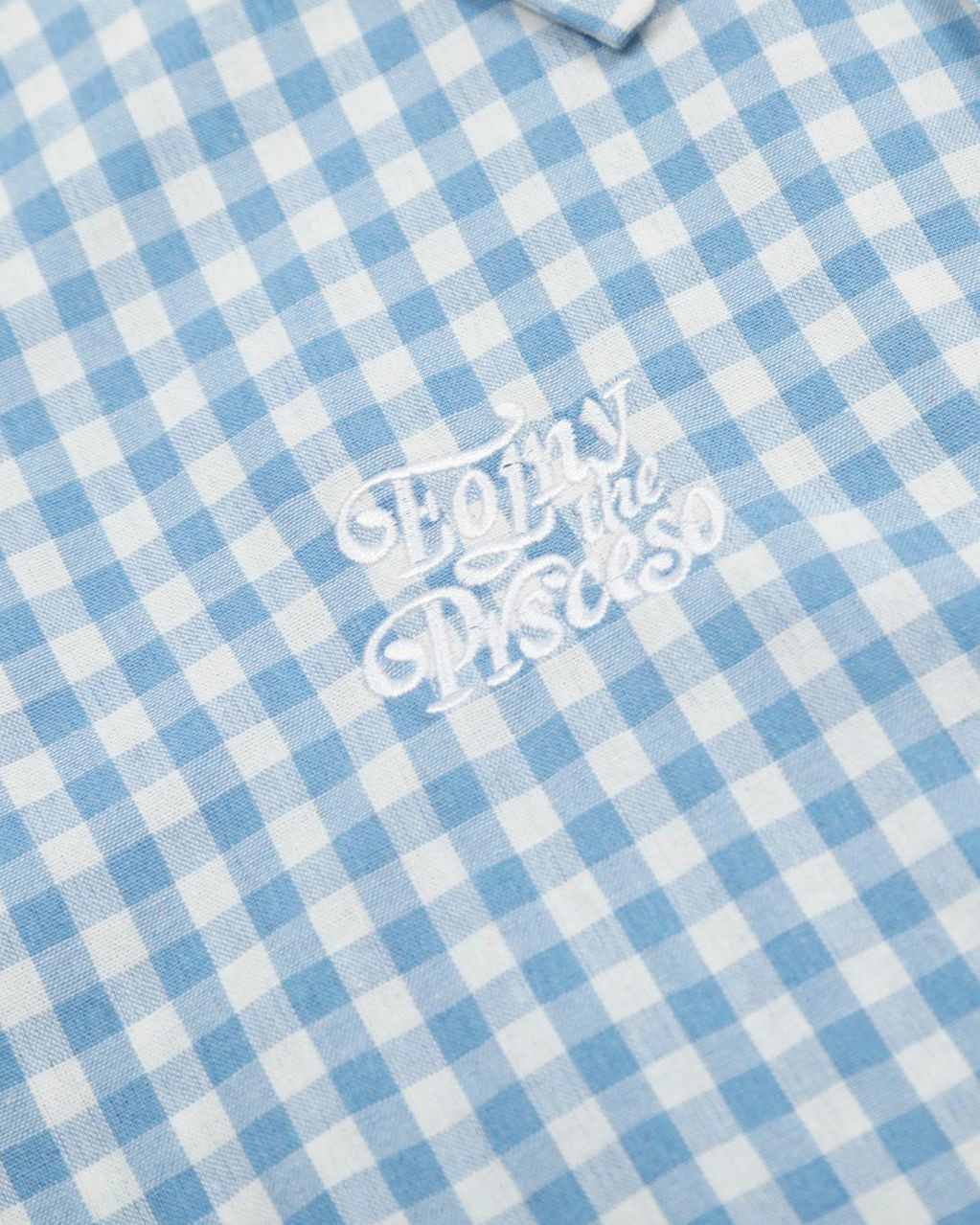 チェック柄のゆったりとした長袖シャツ