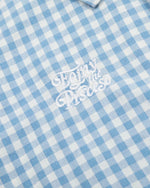 チェック柄のゆったりとした長袖シャツ