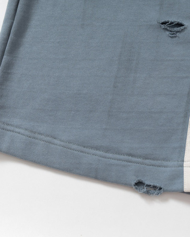 ダメージ加工のカジュアルジーンズ