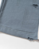 ダメージ加工のカジュアルジーンズ