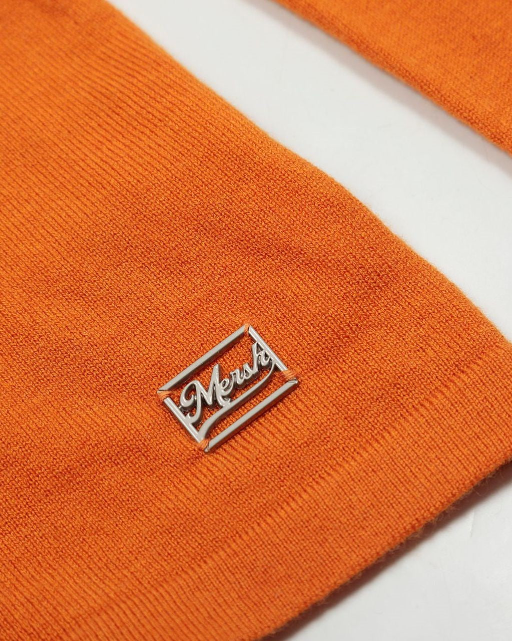 シンプルなニットカーディガン