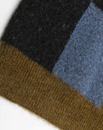 チェック柄のカップルセーター