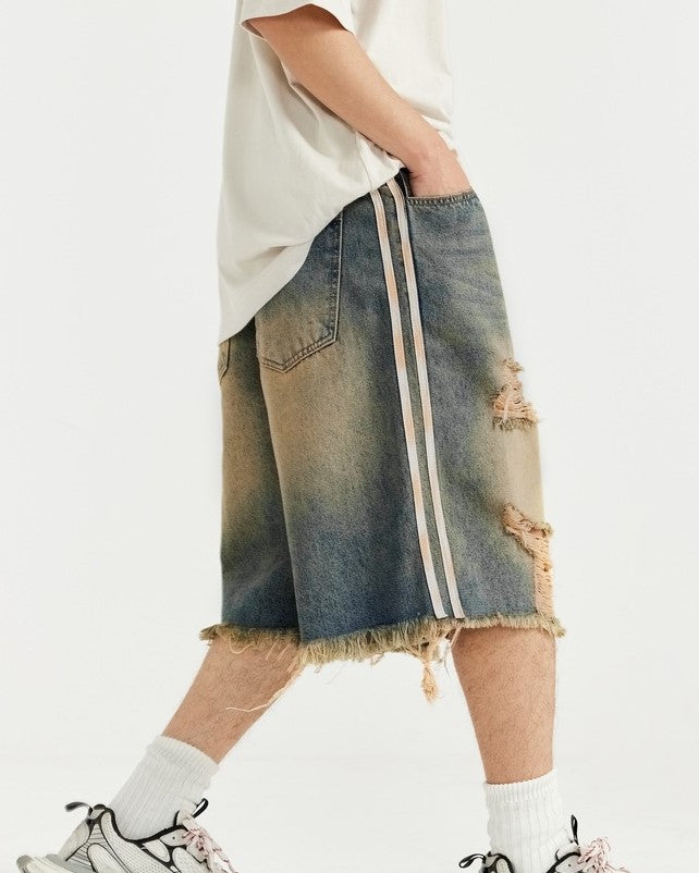 カラーブロックの破れたデニムショートパンツ