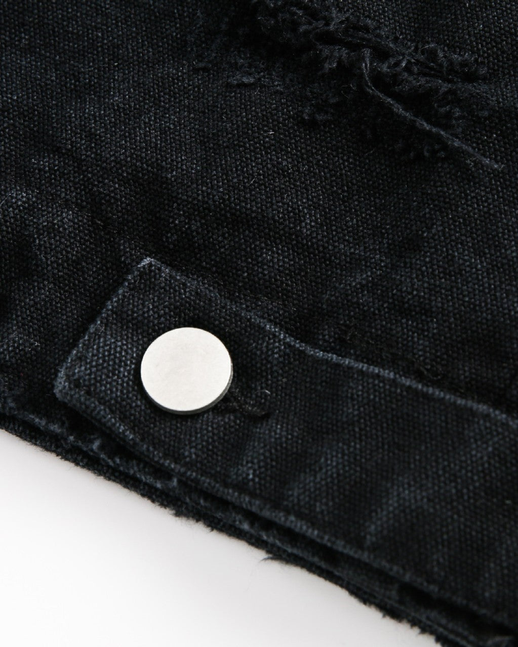 ゆったりとしたダメージ加工のジャケット