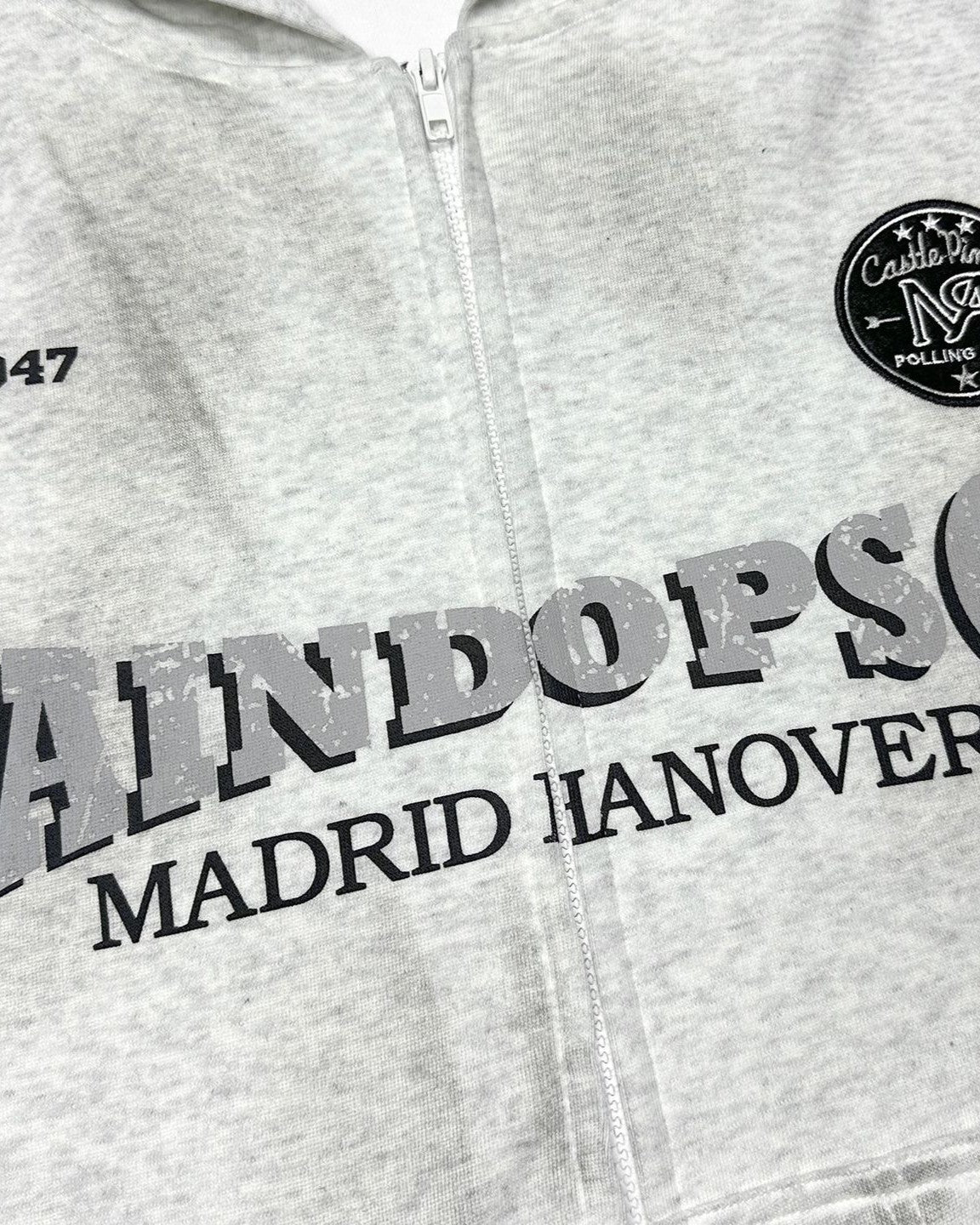 ダメージ加工のフード付きスウェットシャツ