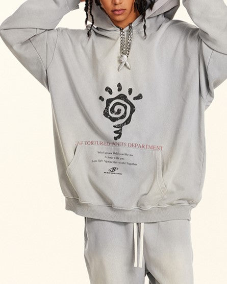 カジュアルなフード付きスウェットシャツ