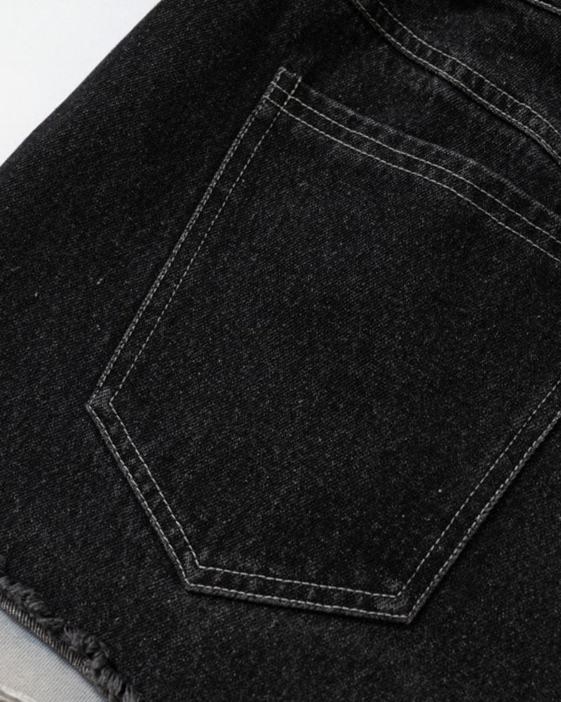 ダメージ加工のカジュアルジーンズ