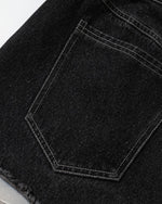 ダメージ加工のカジュアルジーンズ