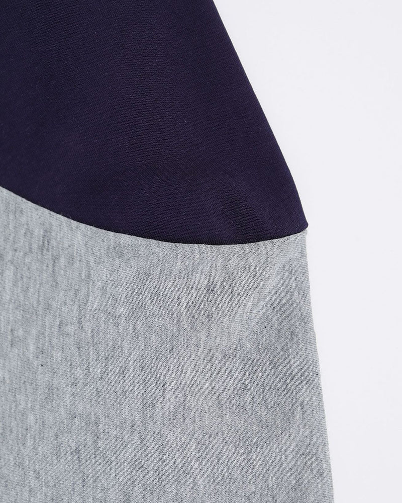 シンプルなデザインの半袖