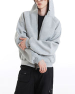 ゆったりとした無地のフード付きスウェットシャツ