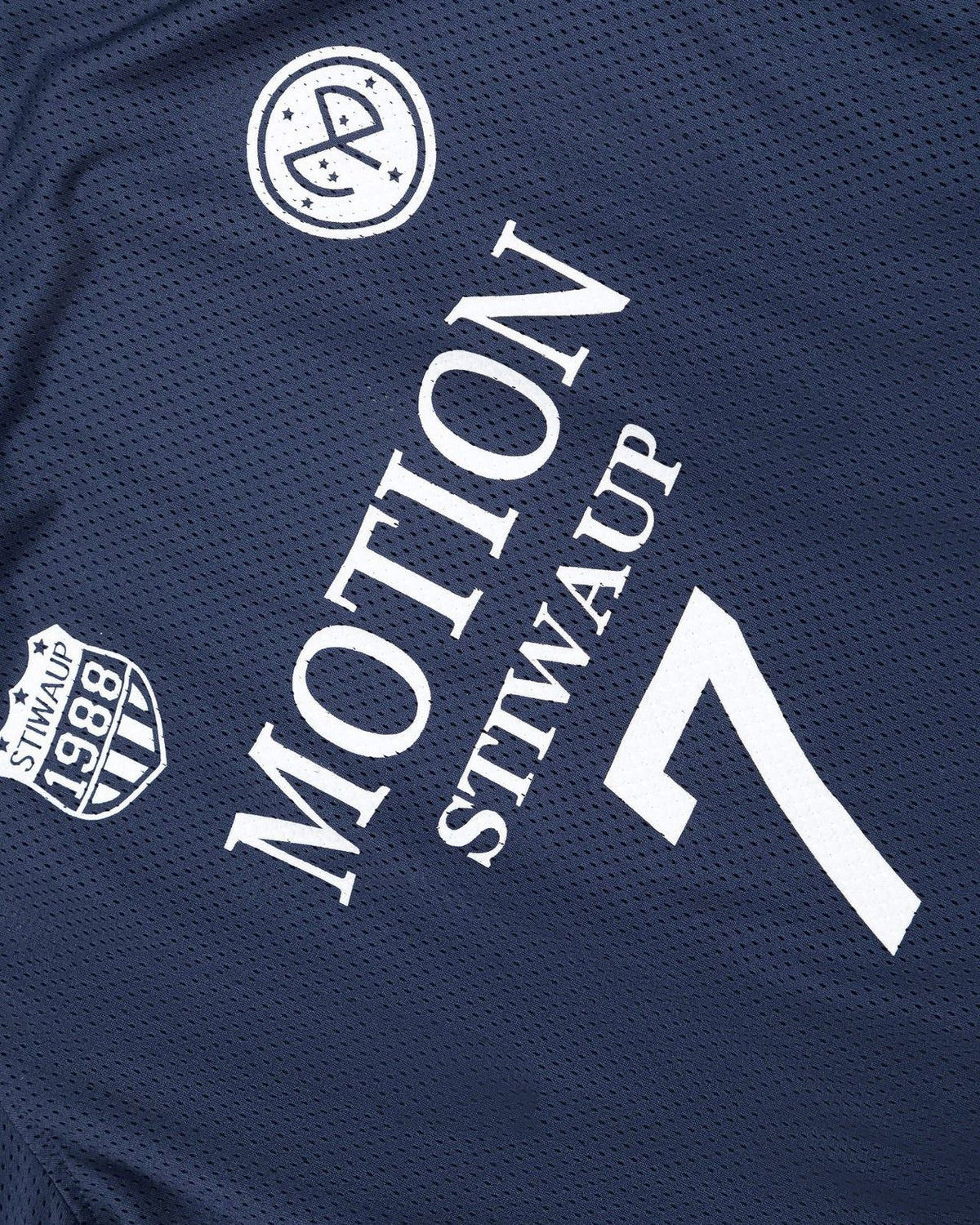 レトロなレタリングのオフショルダースウェットシャツ