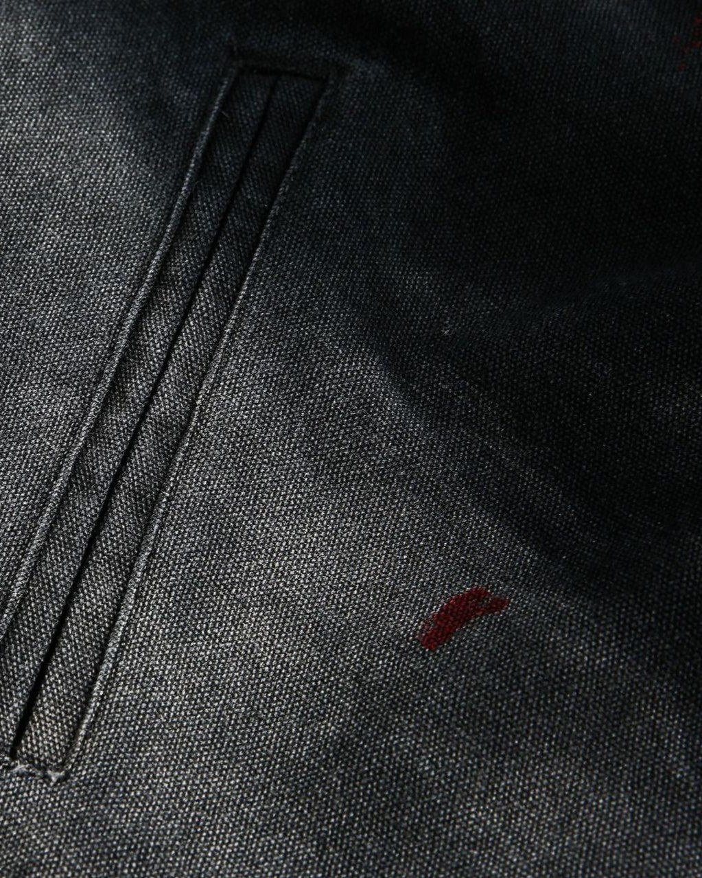 ゆったりとしたダメージ加工のジャケット