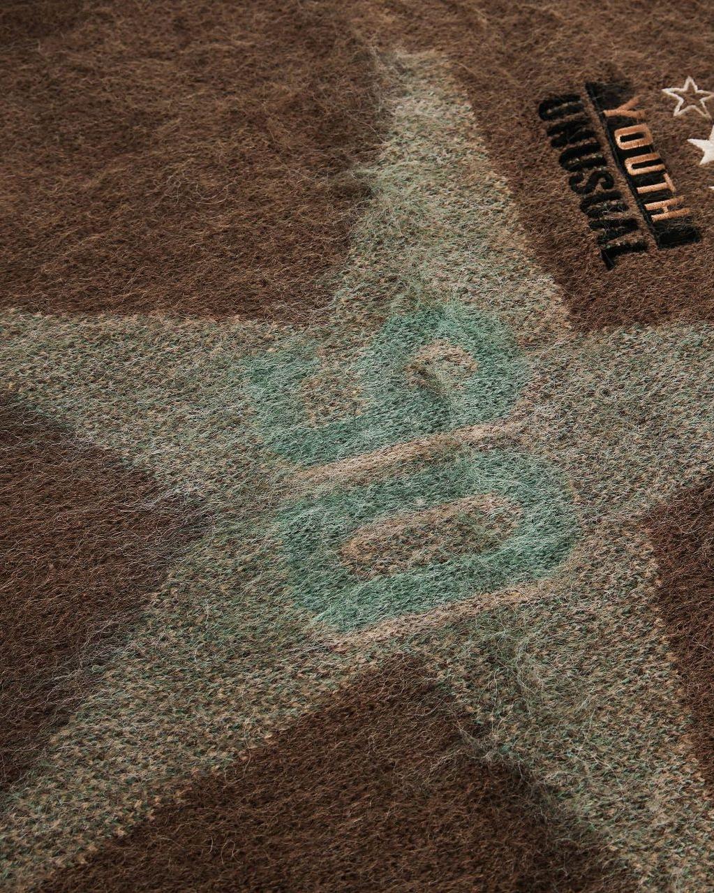 レトロなコントラストカラーのプルオーバーセーター