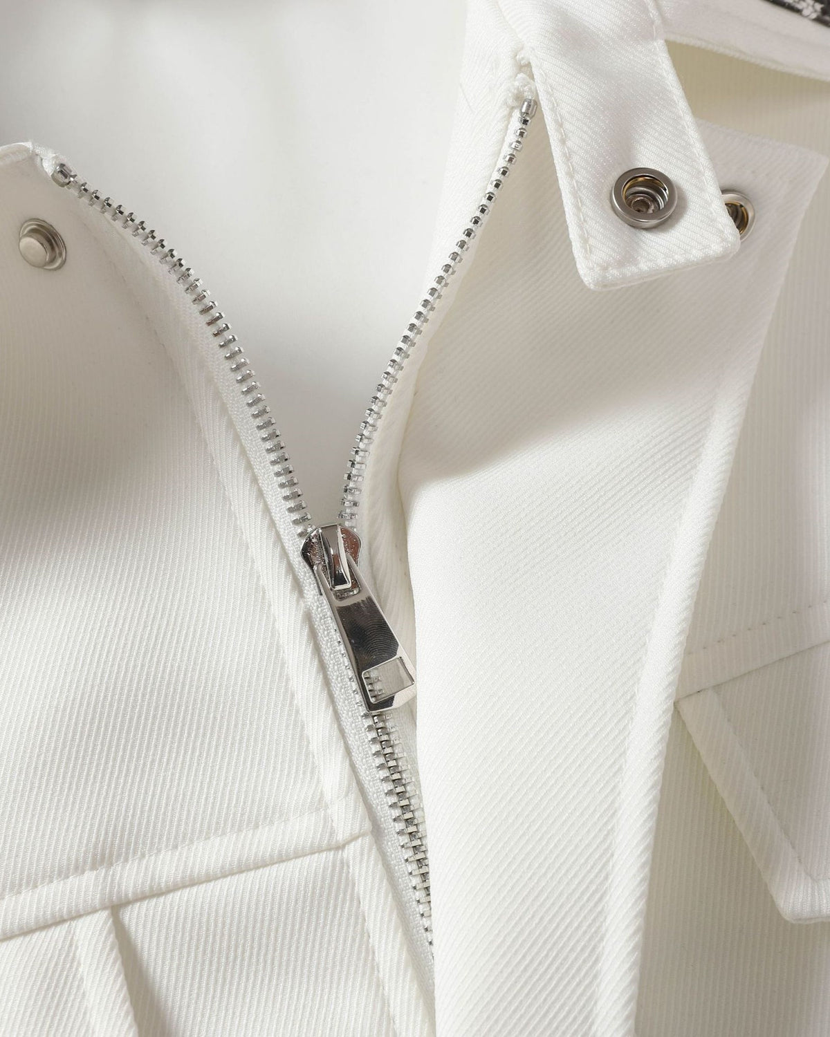 シンプルで多用途なジャケット